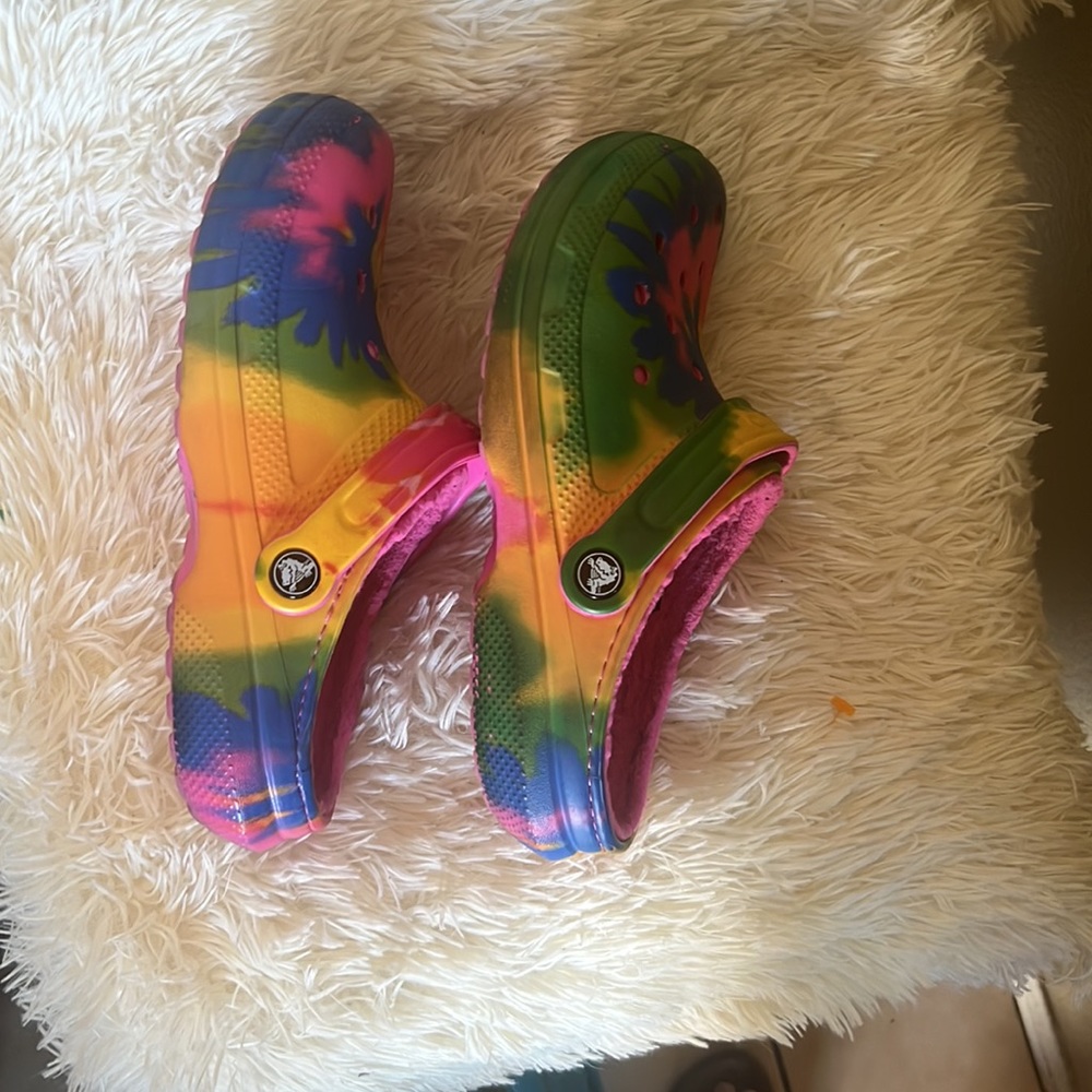 Crocs Tie- Dyed Fleece Lined Shoes Pink ,Yellow, Blue sz 5 - Picture 9 of 9